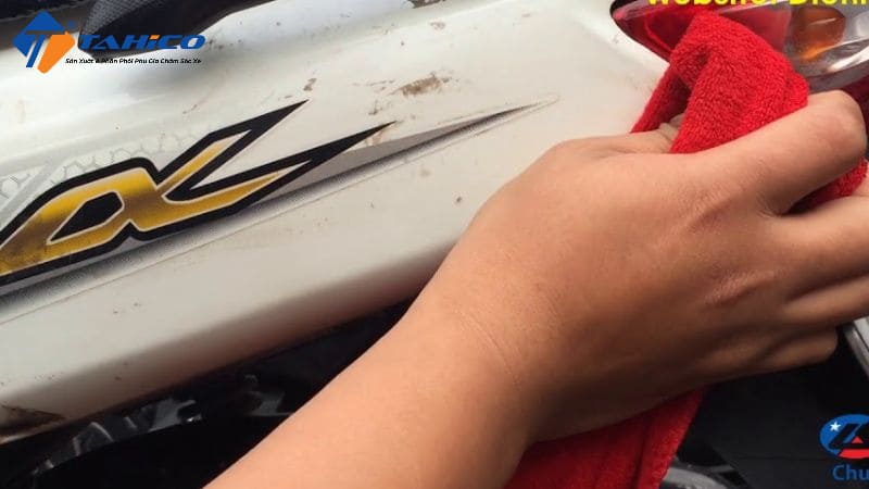 Cách Tẩy Keo Dính Trên Xe Máy