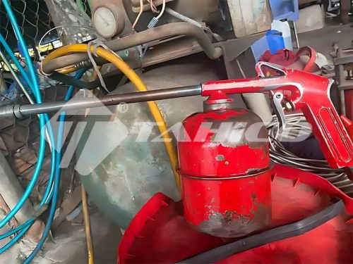 Dụng cụ xịt dầu vào gầm xe sau rửa - Thiết bị không thể thiếu của các tiệm rửa xe Miền Tây