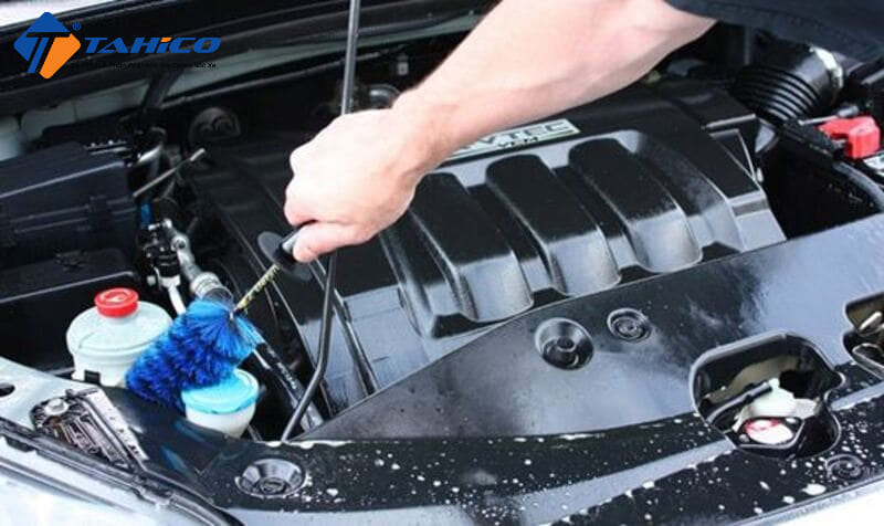 Có Nên Rửa Khoang Máy Ô Tô Tại Nhà